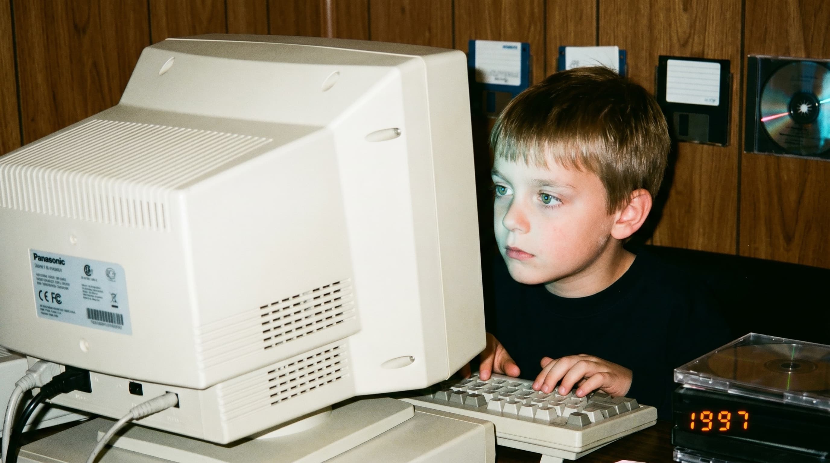 Martijn als kind achter een Panasonic-monitor, 1997