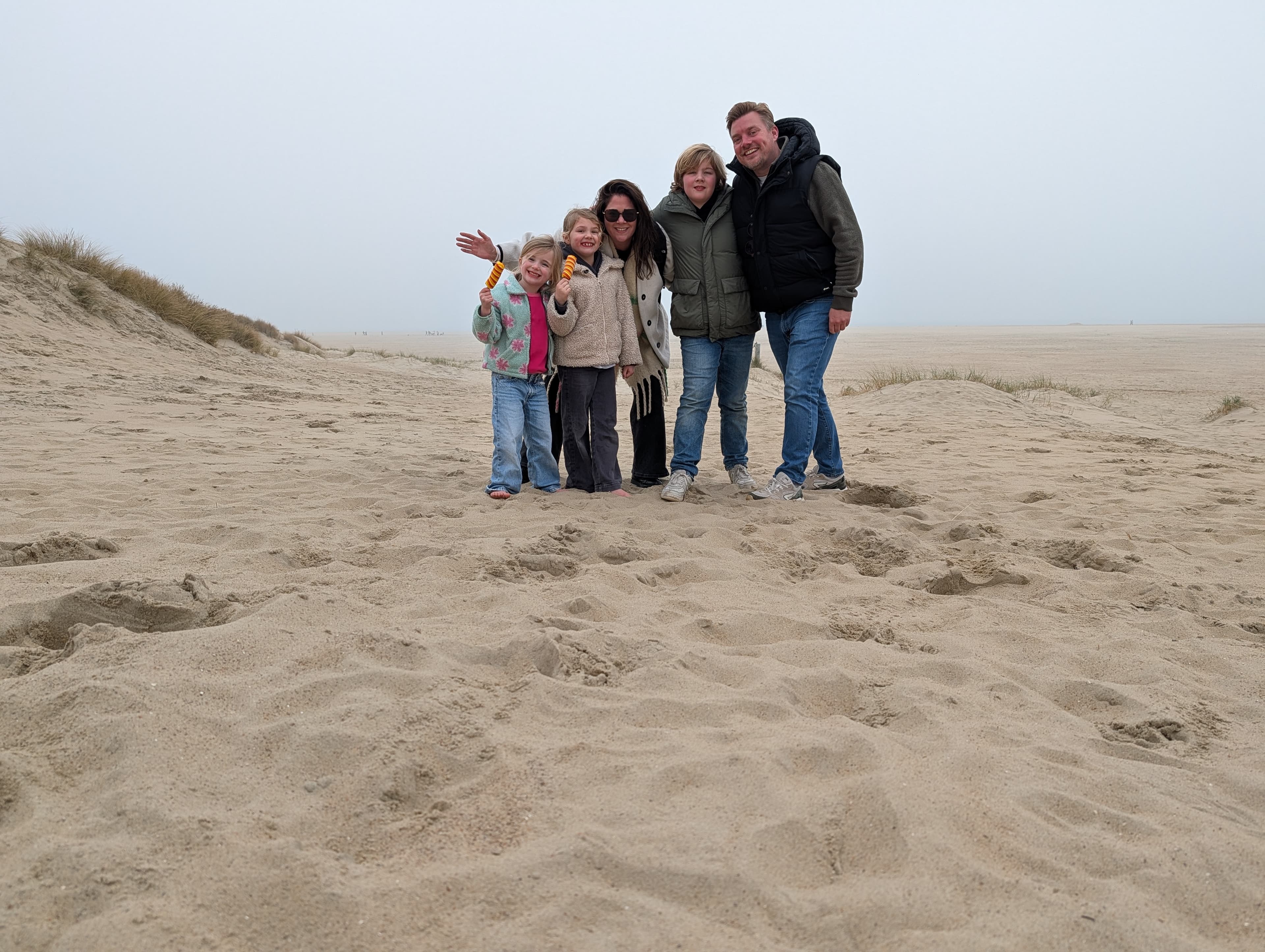 Martijn op het strand met zijn partner, Bo, Soof en Kick