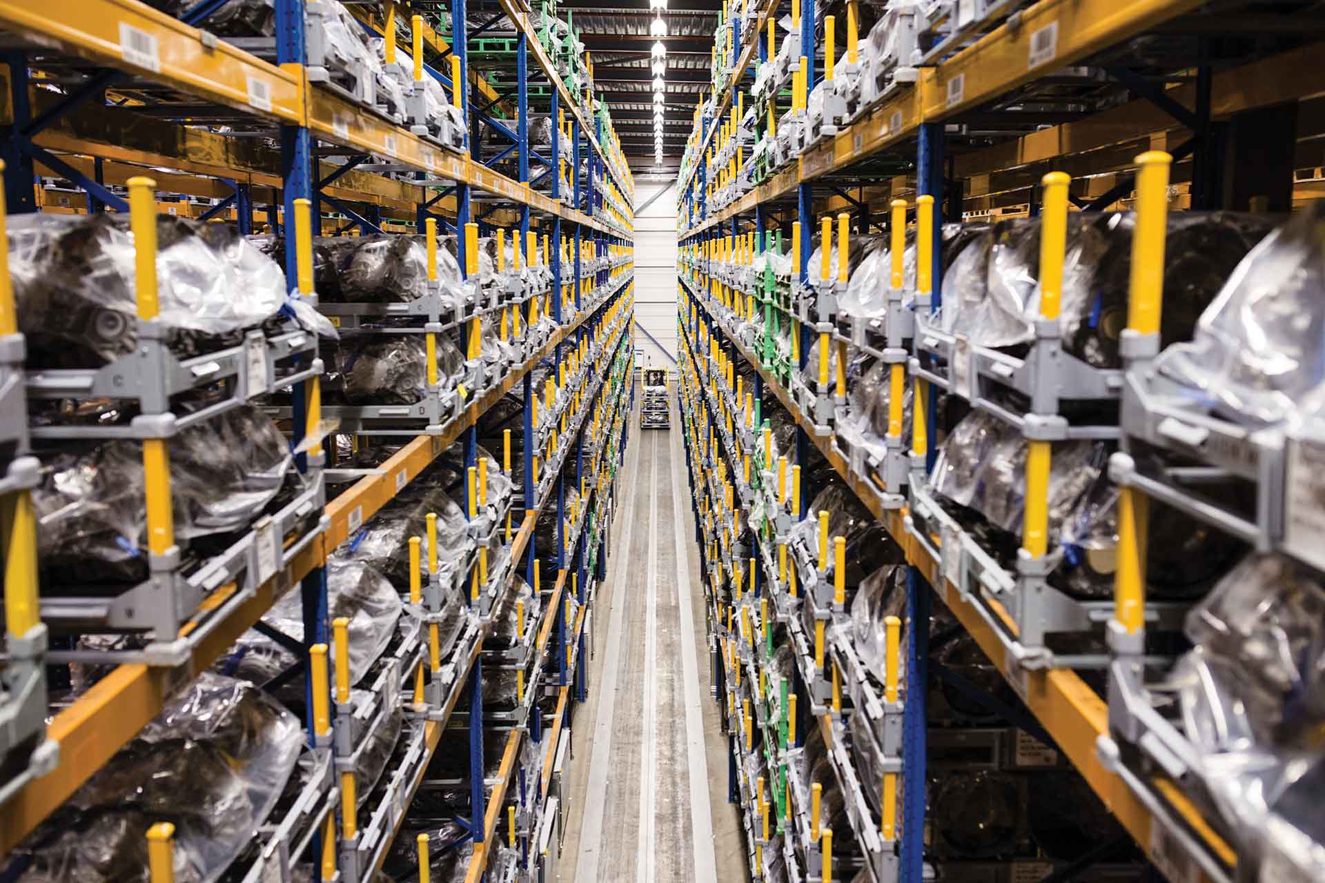 MOL Logistics warehouse in Tilburg met heftrucks en containers