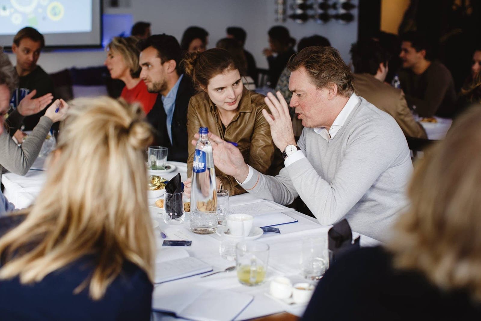 Deelnemers in gesprek aan tafel tijdens de GeniusTalk van januari 2017